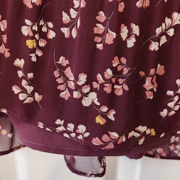 41 Hawthorn Burgandy Flowy Floral Sheer Top Medium Petite - Picture 8 of 12